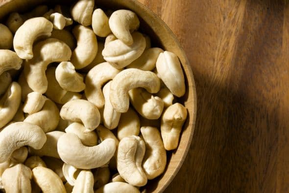 Cuidado con los anacardos. ¿Sabías que el árbol de anacardo pertenece a la misma familia que la hiedra venenosa? La cáscara contiene un aceite irritante que se elimina al procesarla, explica el sitio de los Centros para el Control y la Prevención de Enfermedades de los Estados Unidos.