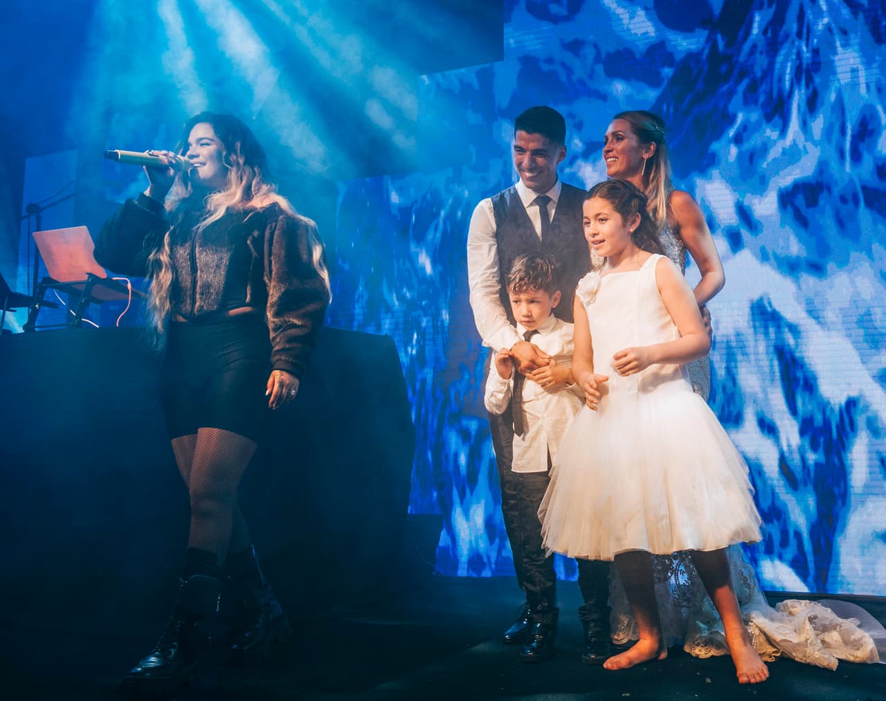 En un día tan especial para la familia, no podía faltar su cantante favorita y por eso se aseguraron de que allí estuviera la intérprete de 'Ocean'.