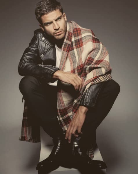 El guapo actor y modelo español que interpreta a Roberto Marañón en ‘La Embajada’ conquista y enamora a sus fanáticas con las sexys y atrevidas fotos que comparte en su cuenta de Instagram ¿Te lo vas a perder?