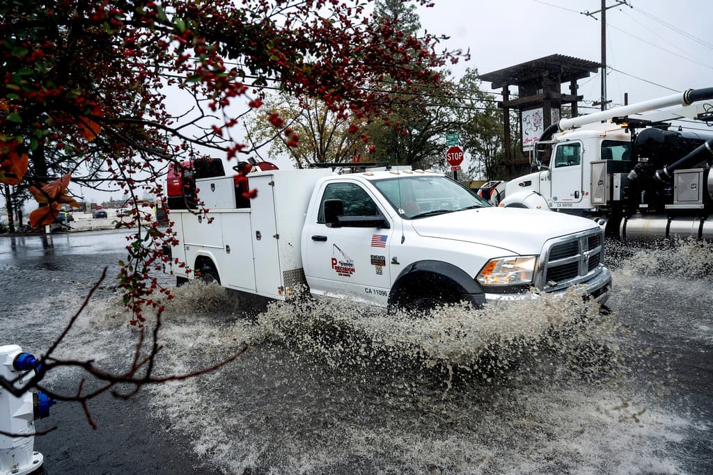 La bomba ciclónica castiga el norte de California con fuertes lluvias y nevadas; hay dos muertos en Washington