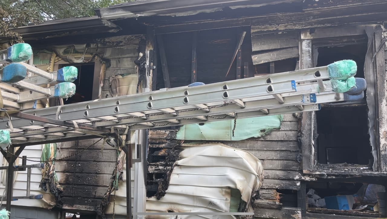 A las 2:43 a.m. del miércoles, los bomberos respondieron al informe de un vecino de un incendio en una casa ubicada en la cuadra 100 de Kennesaw Street NE en Buford.