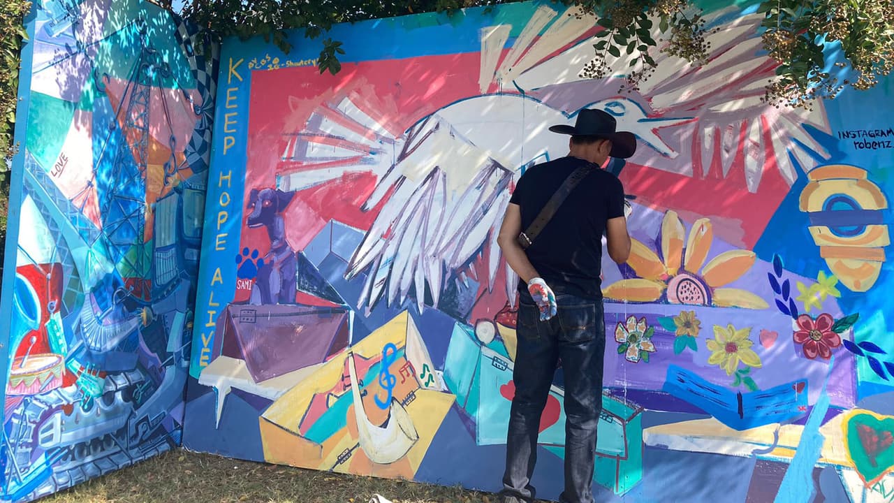 Artista hispano crea mural en honor a las víctimas del tiroteo masivo en Raleigh