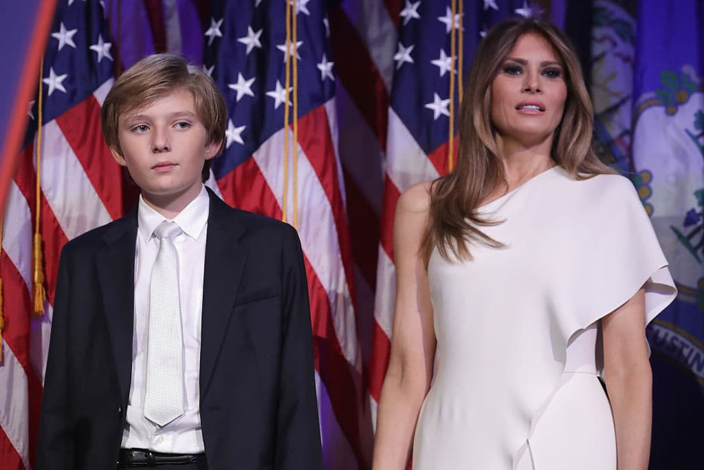 Barron al lado de su madre Melania posan juntos en el escenario del Hotel Hilton en Nueva York donde Donald Trump dio su discurso de aceptación como presidente electo de Estados Uidos en la madrugada del 9 de noviembre.