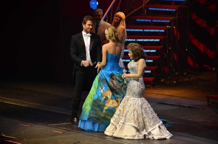 Su historia de amor no tuvo final feliz, en septiembre de 2013 anunciaron su ruptura a través de Twitter. "Quiero hacer de su conocimiento que Aracely y yo hemos decidido de mutuo acuerdo dar por terminada nuestra relación sentimental. Pido de la manera más atenta que respeten nuestra privacidad. Y espero comprendan que no responderé ningún cuestionamiento al respecto. Gracias", escribió el actor.