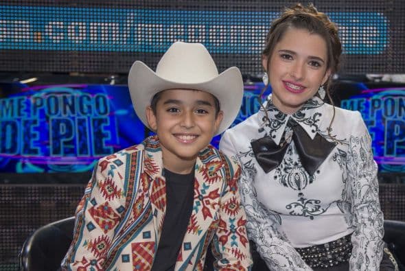 Caras graciosas, bromas, muestras de afecto y selfies con los fans, de todo pasa en el backstage y los famosos lo saben. Mira todo lo que no pudiste ver en la gala cinco de Me Pongo De Pie.