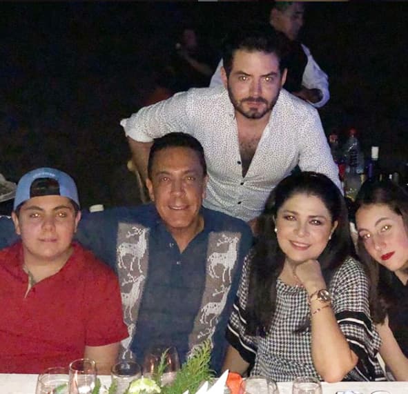 "Omar conoció a mi hijo (José Eduardo) casi cuatro meses antes de casarnos. No quería yo que si Omar y yo fuéramos a tronar, mi hijo ya estuviera involucrado con él", reconoció la actriz.