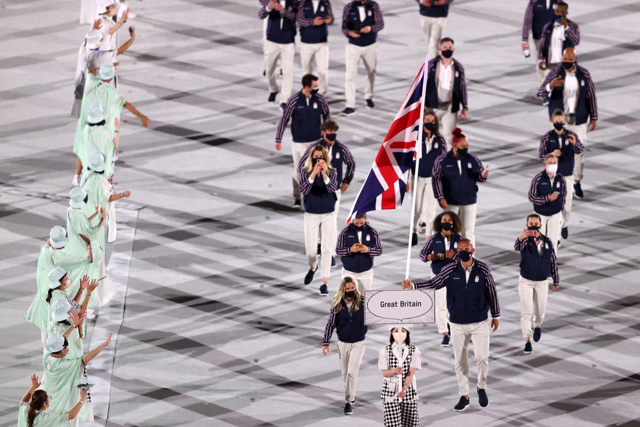 Hannah Mills y Mohamed Sbihi fueron los encargados de llevar la bandera de la Gran Bretaña durante el desfile olímpico.