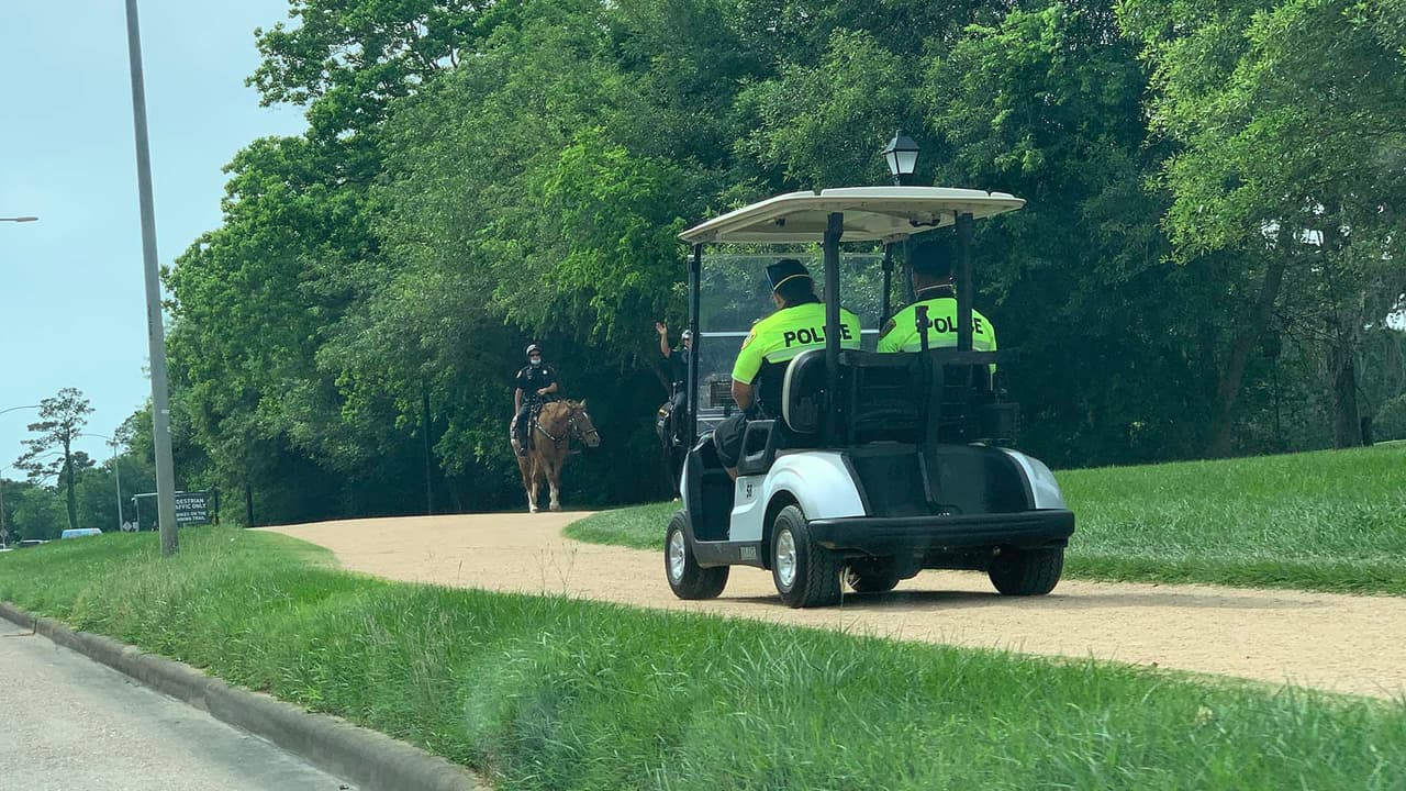 Los patrulleros están siendo apoyados por elementos de la policía montada.