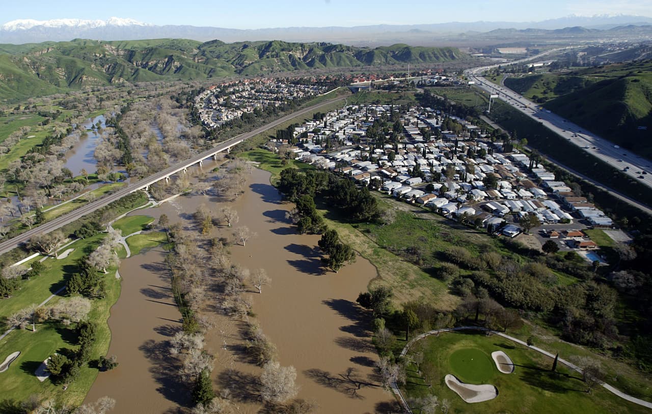 La represa está ubicada junto a la autopista 91, en la frontera de los condados de Riverside y Orange.
<br>