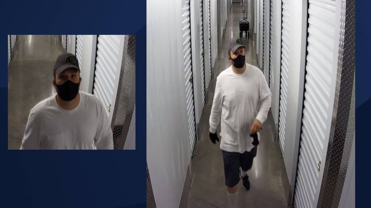 El sospechoso fue visto por última vez con una gorra de béisbol gris con el logotipo de Superman, una camiseta blanca de manga larga y pantalones cortos negros.