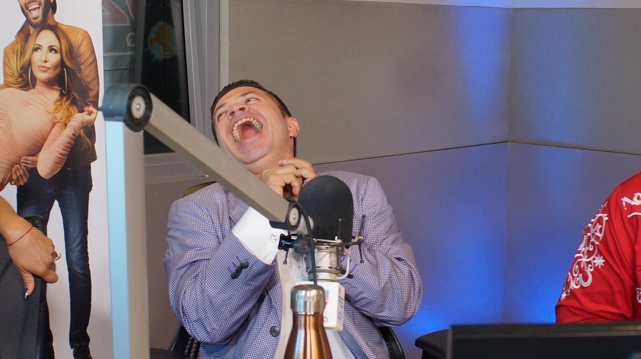 🎶 "¡Qué milagro chaparrito, ya tenía que no nos vemos!" 🎶 Así recibieron a Jorge Medina los locutores del Free-guey show.