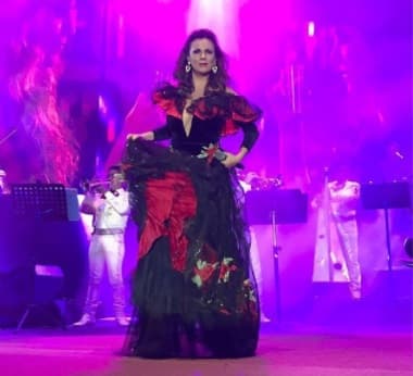 La exTimbiriche se encuentra en un gran momento de su carrera, continúa con la promoción de su disco 'Emociones II', en el que incluye los géneros banda y ranchero. Además de unirse a la gira 'GranDiosas' en donde comparte escenario con Rocío Banquells, Manoella Torres y Dulce.