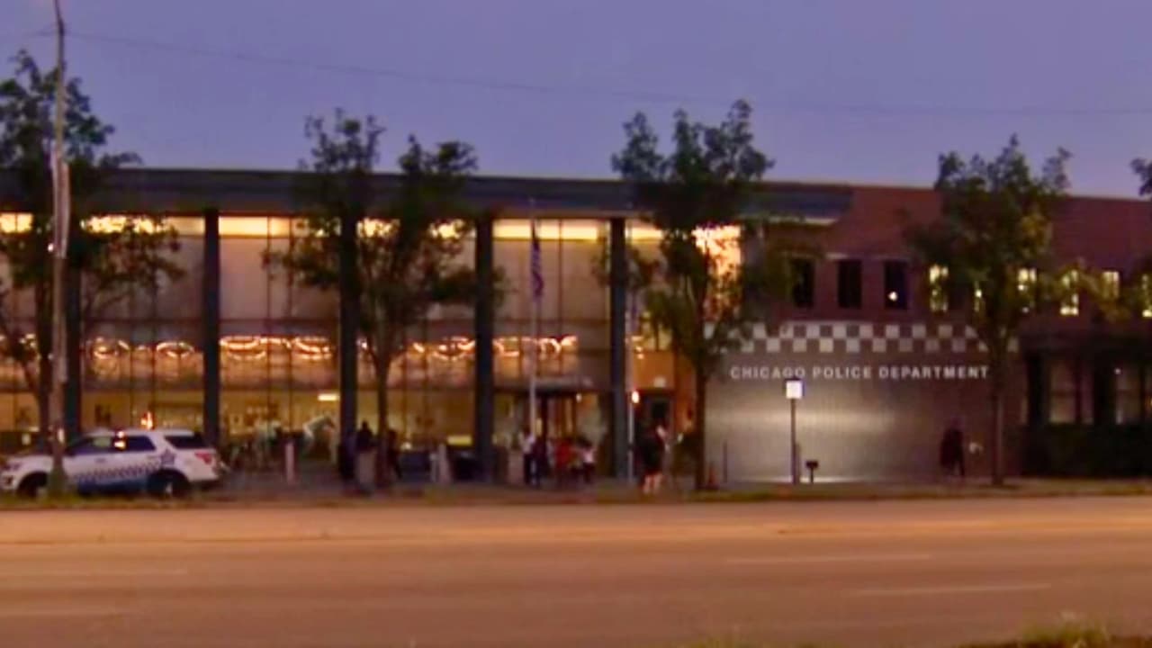 Investigan a cuatro oficiales por presuntamente sostener actos sexuales con migrantes en estación de policía