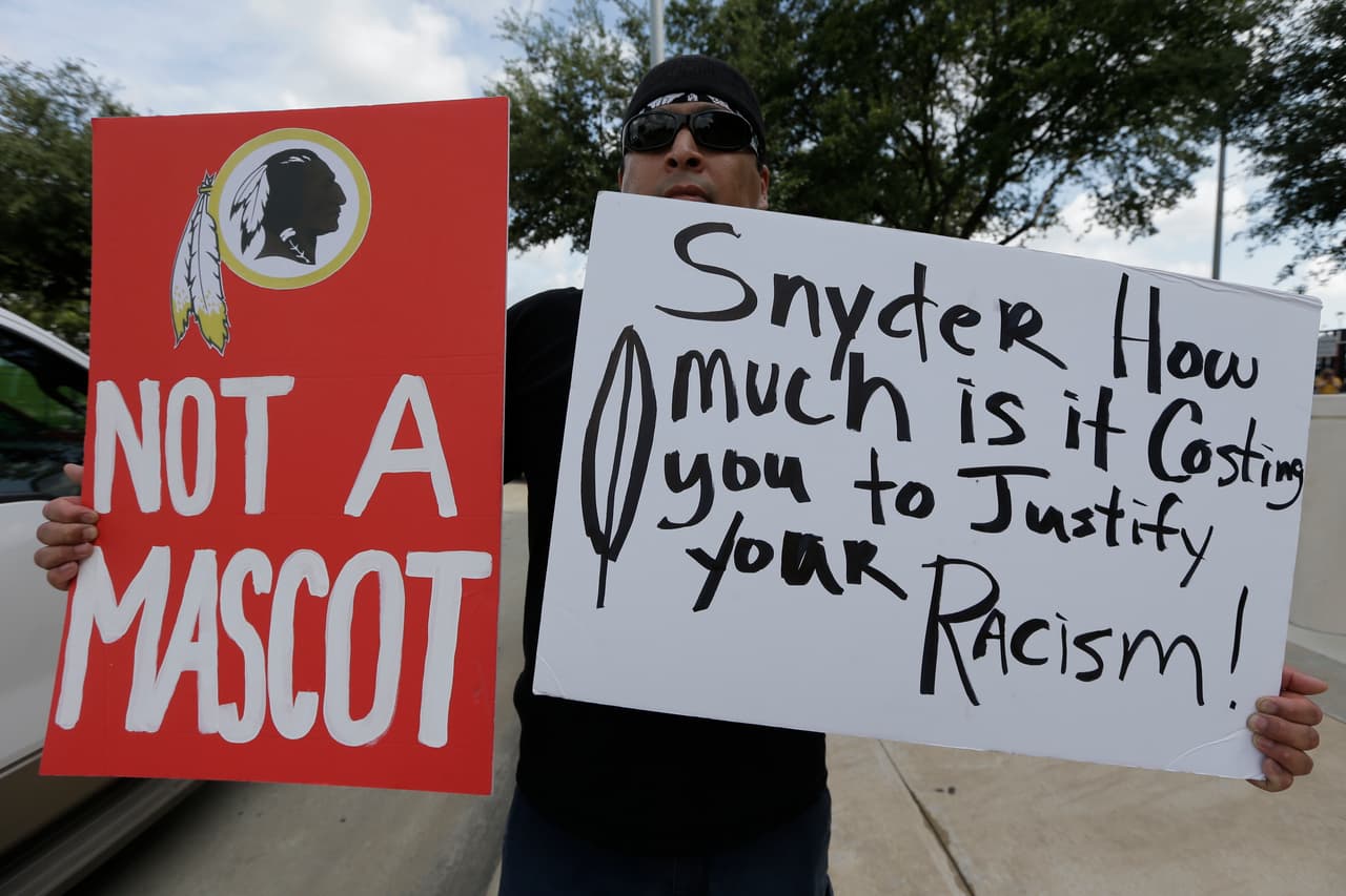 Estas pancartas, de una protesta de 2014, dan una idea del grado de molestia y del tiempo que estas voces piden dejar de hacer alusión a los nativos americanos.