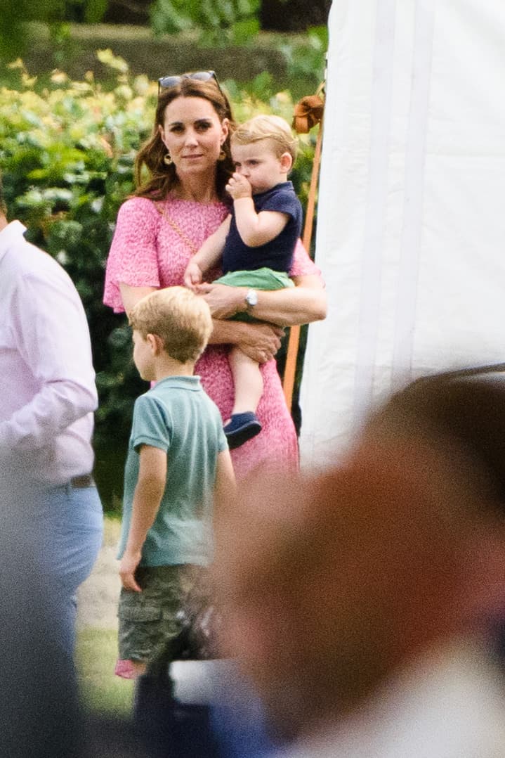 El 
<b><a href="https://www.univision.com/temas/principe-harry" target="_blank">príncipe Harry</a></b> y Meghan Markle decidieron llevar al pequeño Archie a un partido benéfico de polo, donde también participó el 
<b>príncipe William</b>, y contó con la presencia de su esposa, 
<b>Kate Middleton</b> y sus tres hijos.