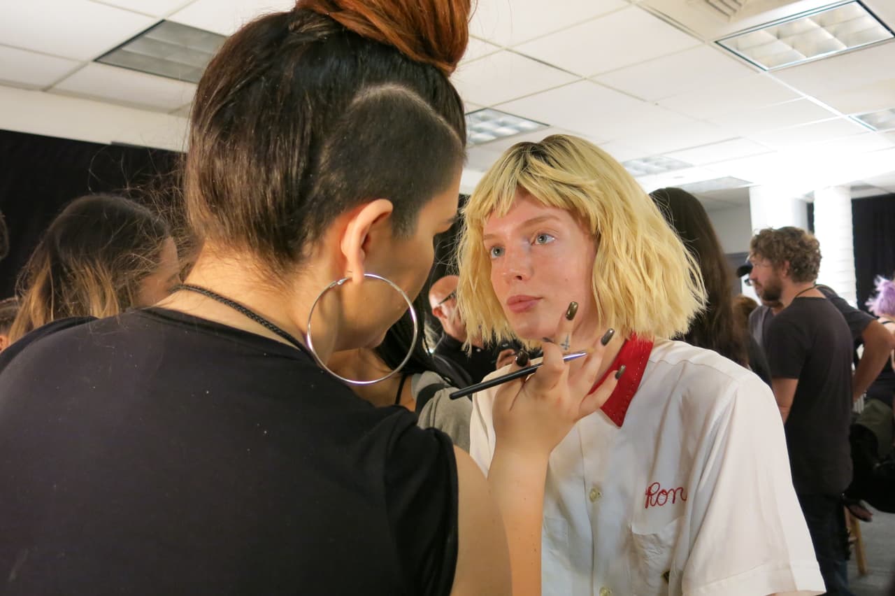 En la piel solamente se aplicó el corrector 
<a href="https://www.maccosmetics.com/product/13844/44117/Products/Makeup/Face/Concealer/Studio-Fix-Perfecting-Stick">Studio Fix Perfecting Stick</a> en las partes en las que fue necesario.
<br>