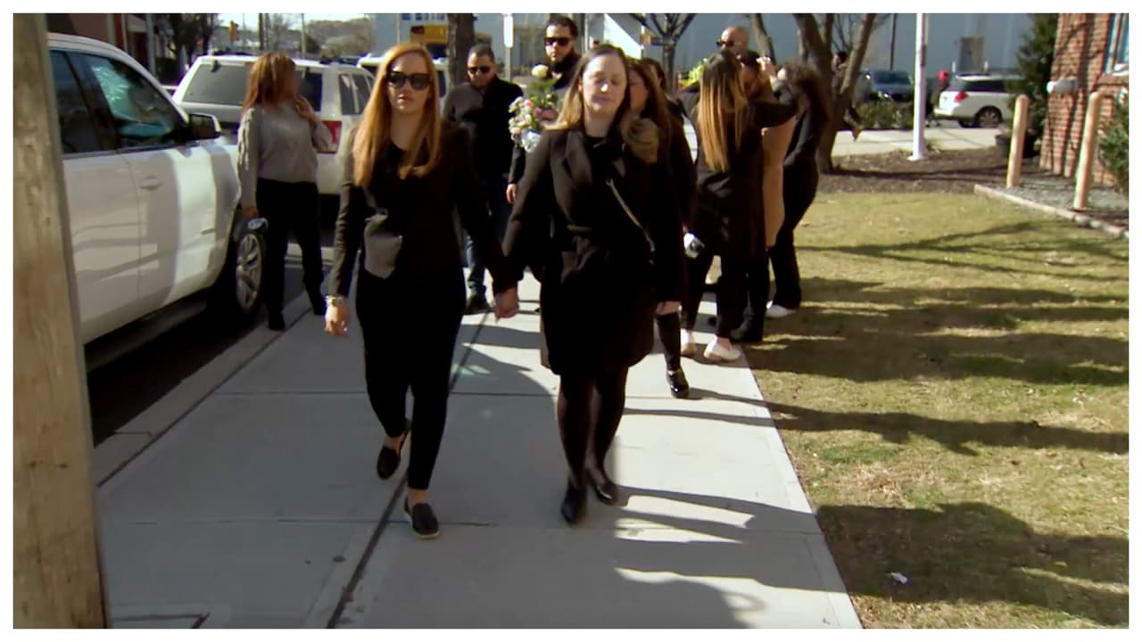 Entre los que acompañaron a Luz Hernández en su último recorrido por su casa y escuela, no se permitió la presencia de sus alumnos, ni niños de la escuela, pues según dijeron autoridades de la escuela, 
<b>“eso sería demasiado fuerte para ellos”.</b>