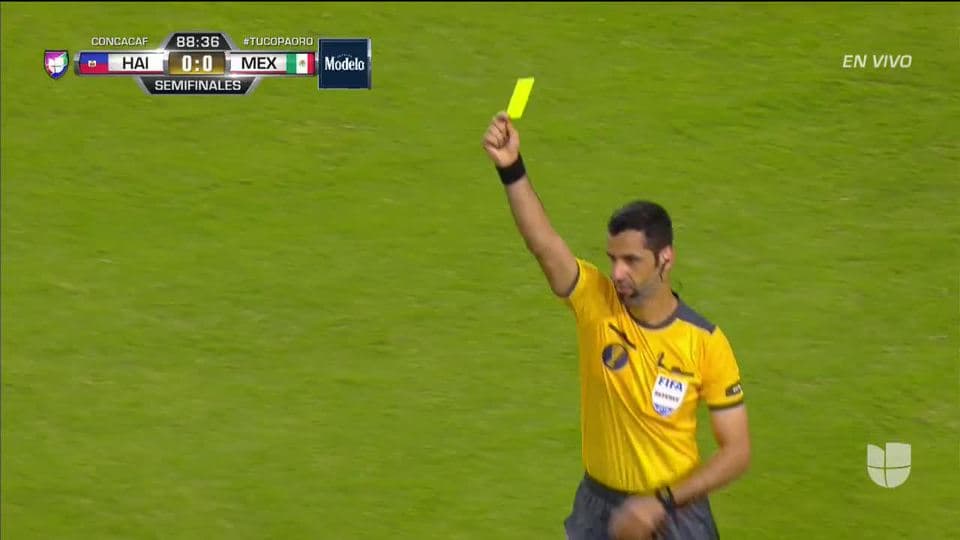 Tarjeta amarilla. El árbitro amonesta a Luis Rodríguez de Mexico