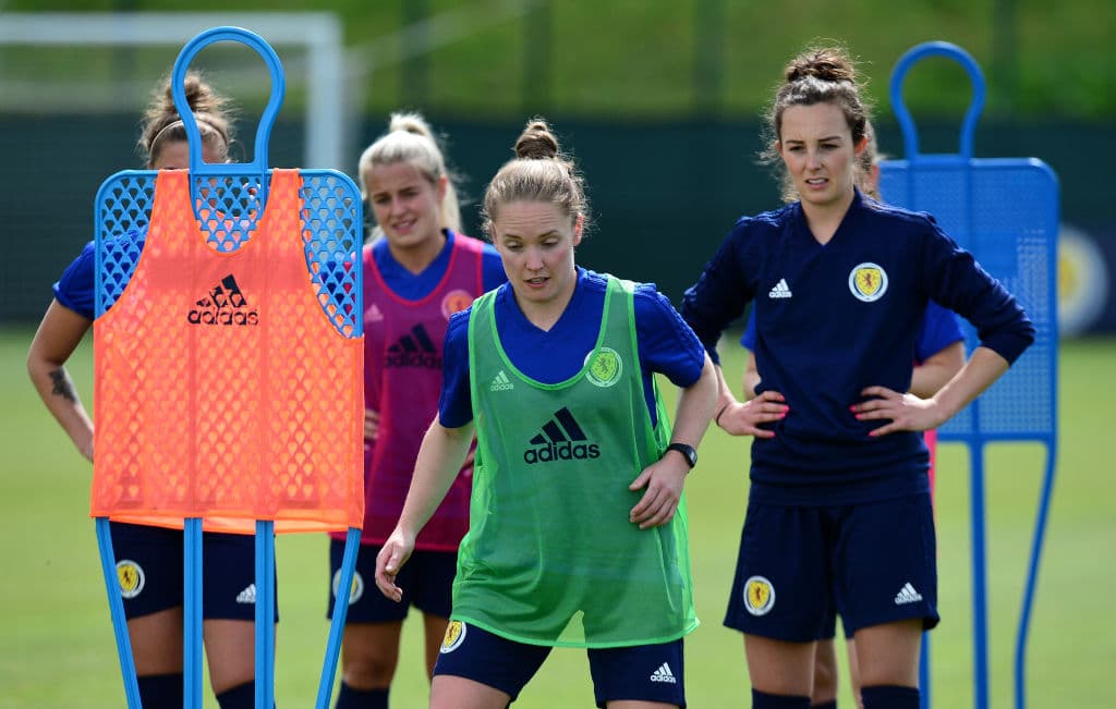 La Selección femenil de Escocia cerró su preparación para participar en su primera aventura en una Copa Mundial Femenina cuando el domingo próximo hagan su presentación en una competencia de esta envergadura ante, ni más ni menos que, Inglaterra, una nación con una gran rivalidad en el campo de fútbol sin importar la rama o la categoría. En medio de la última práctica antes de viajar a Francia algunas jugadoras participaron en una interesante sesión fotográfica.