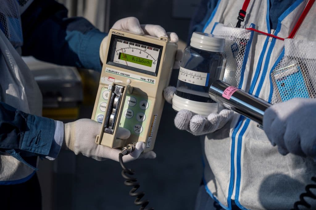 En la imagen, el superintendente adjunto de la planta emplea un contador Geiger para medir la radiación de una muestra de agua filtrada.