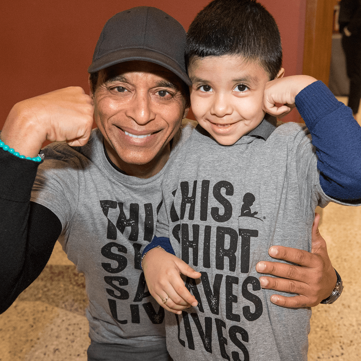 Jon Secada tuvo la oportunidad de visitar el hospital y convivir con los niños que ahí se atienden.