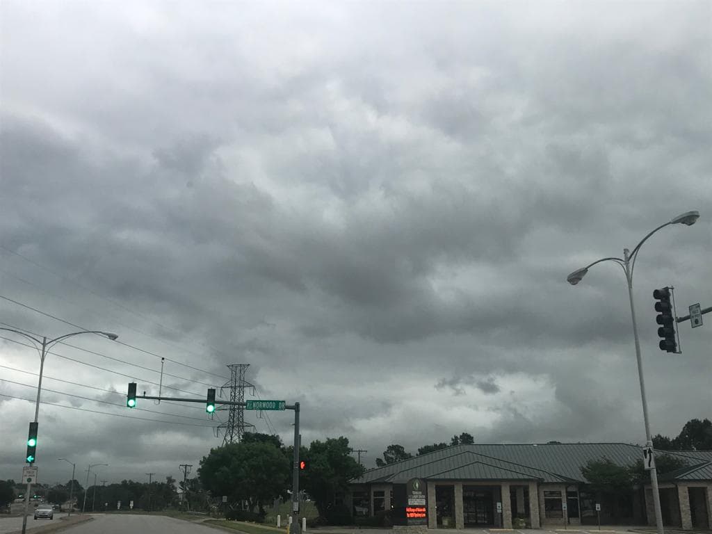 El fuerte viento de ese día habría sido la causa del desplome de la estructura sobre el complejo de apartamentos "Elan City Lights".
<br>
