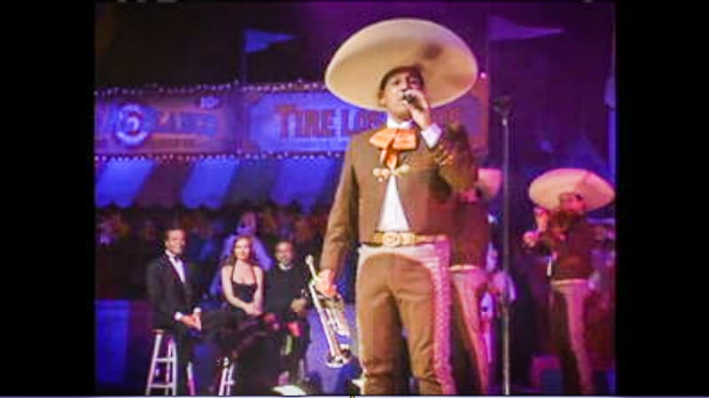 A modo de homenaje, El Mariachi Cobre, interpretó un popurrí de algunas de las canciones más representativas de Julio Iglesias, como 'Júrame'.