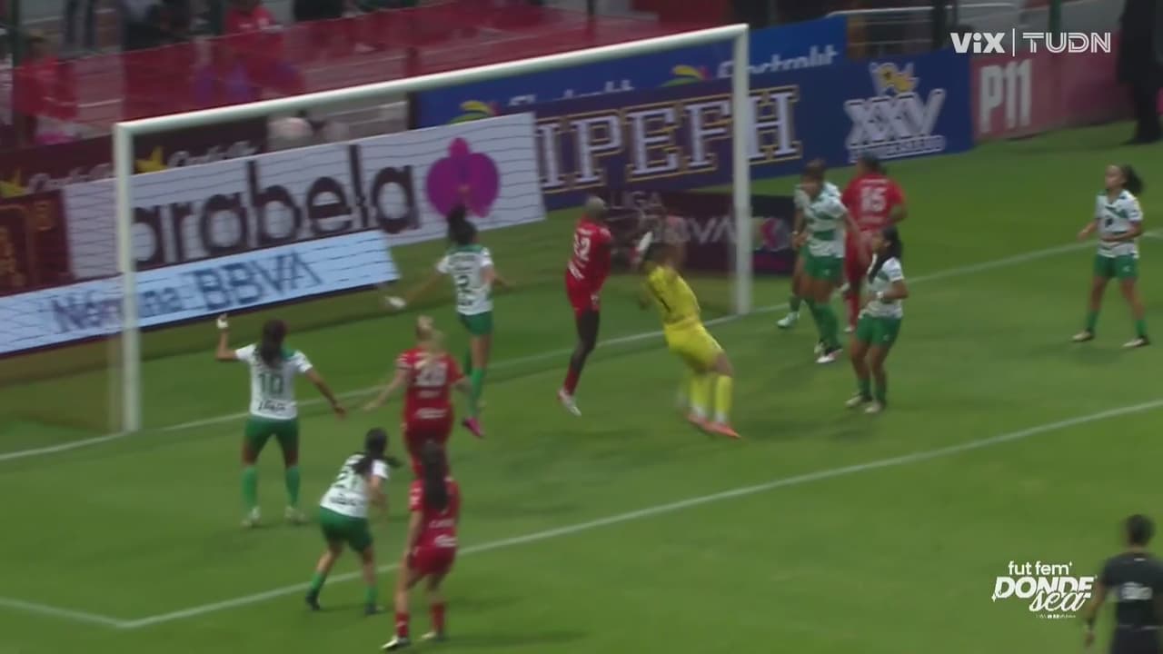 ¡El poste salva a Santos! Michaela Abam se queda a nada del doblete