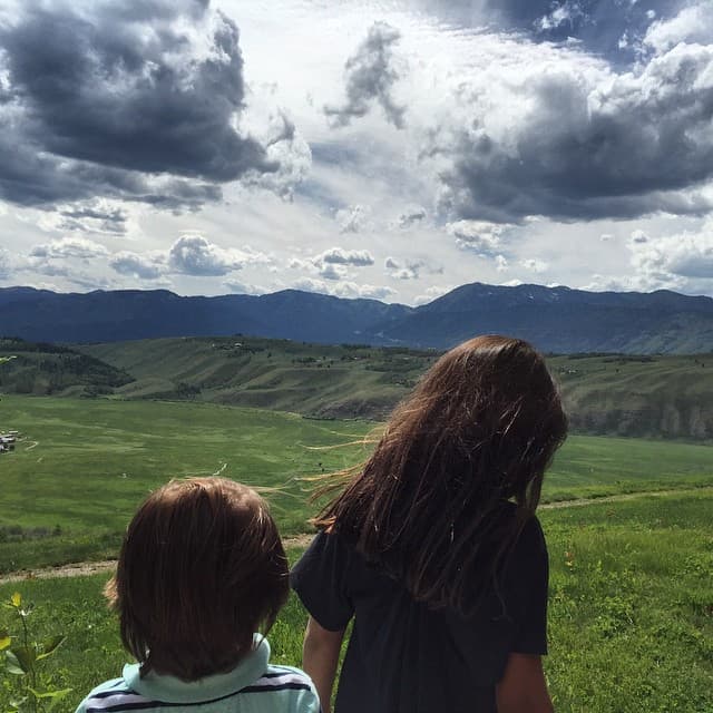 Sabrina cuidando de su hermanito.