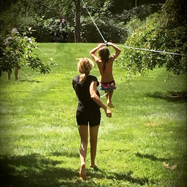 O mejor aún, como toda una reina de los escenarios y la cantada como su mamá.