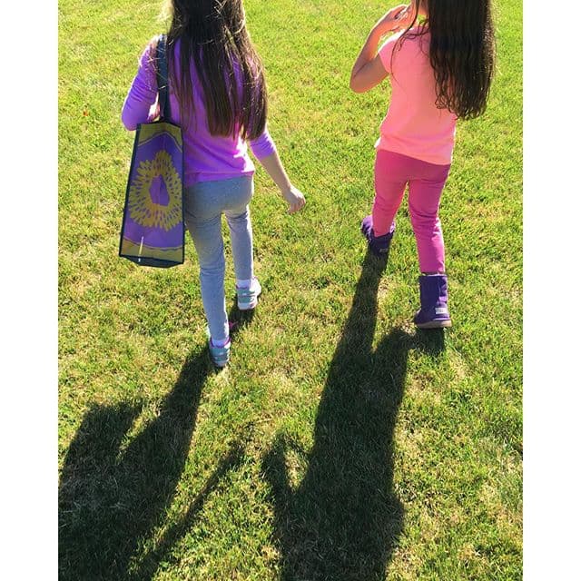 Sabrina con una de sus amiguitas.