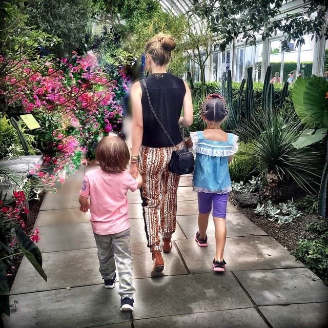 Aquí de paseo como la bella familia que son.