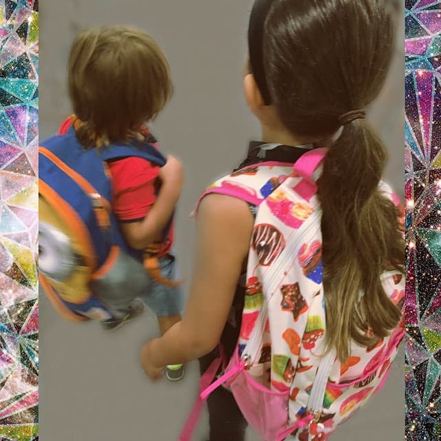 ¿No es adorable su mochila de cupcakes?