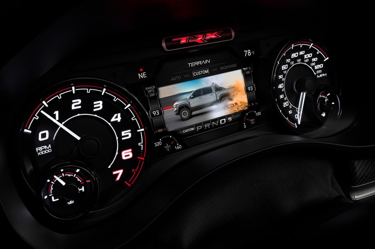 La Ram TRX cuenta con tres modos todoterreno dinámicos: Mud / Sand, Rock y Baja, lo que permite a los conductores elegir la configuración que mejor se adapta al terreno que los rodea.
