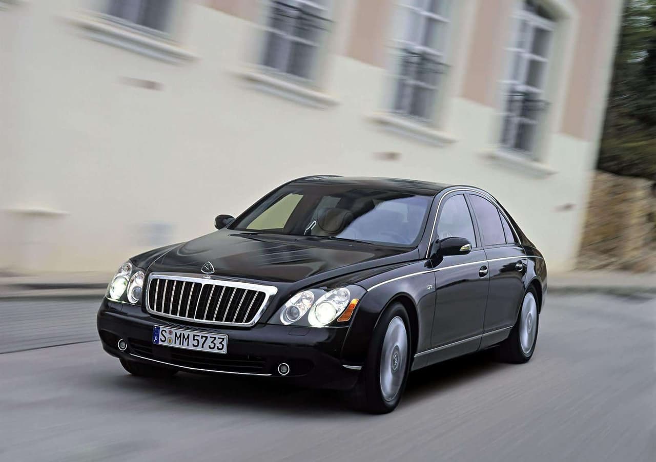 El
<b> Maybach 57S</b> modelo 
<b>2007</b> cuenta con un motor twin-turbo V12 de 6.0 litros hecho a mano provisto por 
<b>AMG</b>, capaz de entregar 604 caballos de fuerza e impresionantes 738 lbs-pie de torque. Puede llegar a las 60 mph antes que el cronómetro marque los 5 segundos, y alcanzar una velocidad máxima de 171 mph. El auto sin embargo es hoy considerado con un verdadero fracaso para su fabricante Mercedes-Benz.