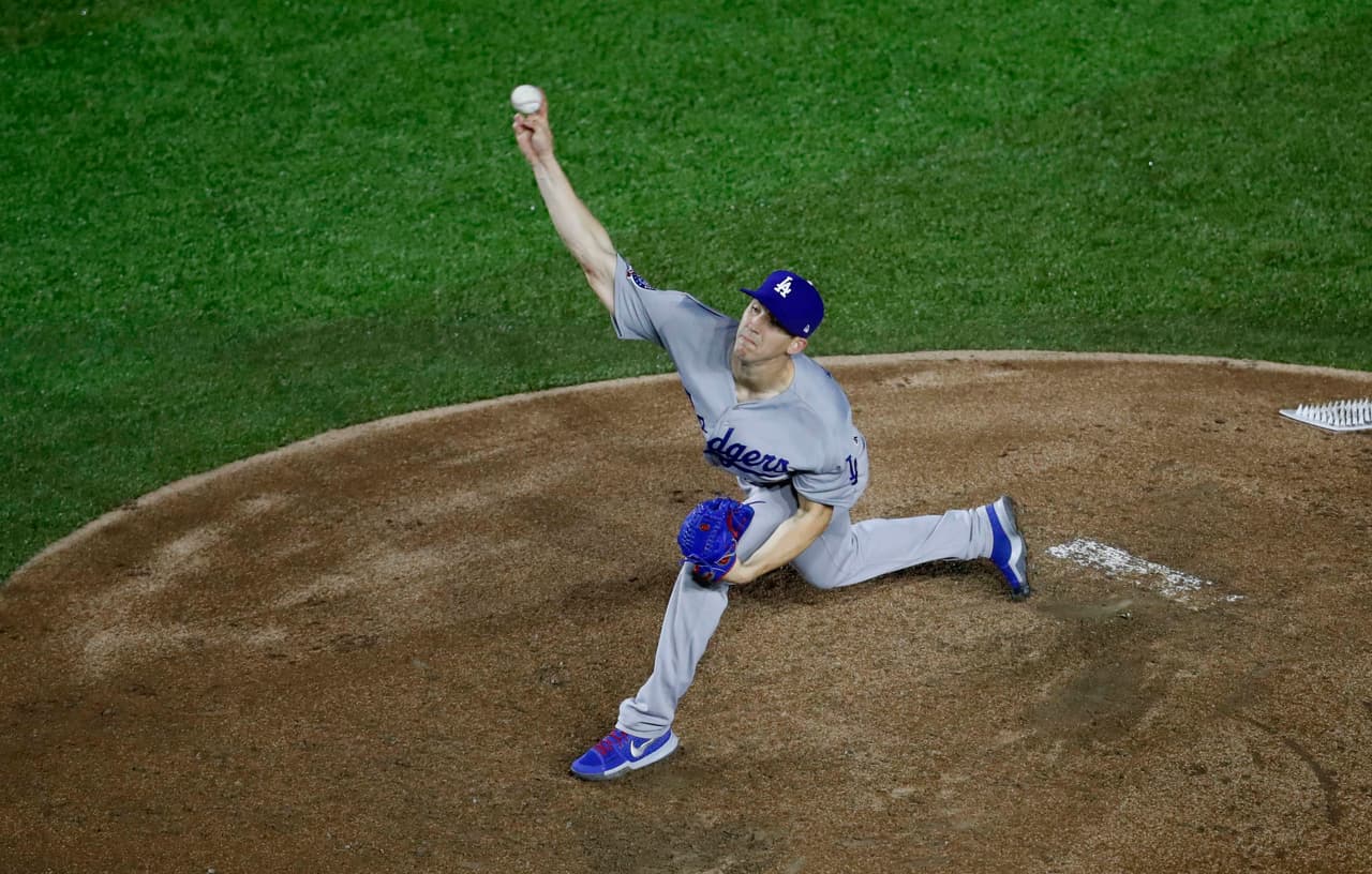 La afición se olvidó del beisbol y en pleno partido celebró el título de Tigres Femenil