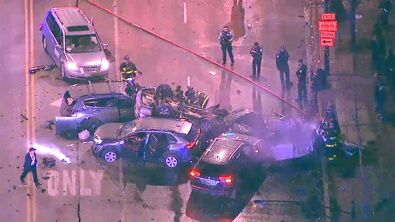 Fue cerca de las 5 p.m. cuando se reportó un aparatoso accidente en el cruce de las calles 87th. y Cottage Grove, al Sur de Chicago. Al menos 8 vehículos se vieron involucrados en total.