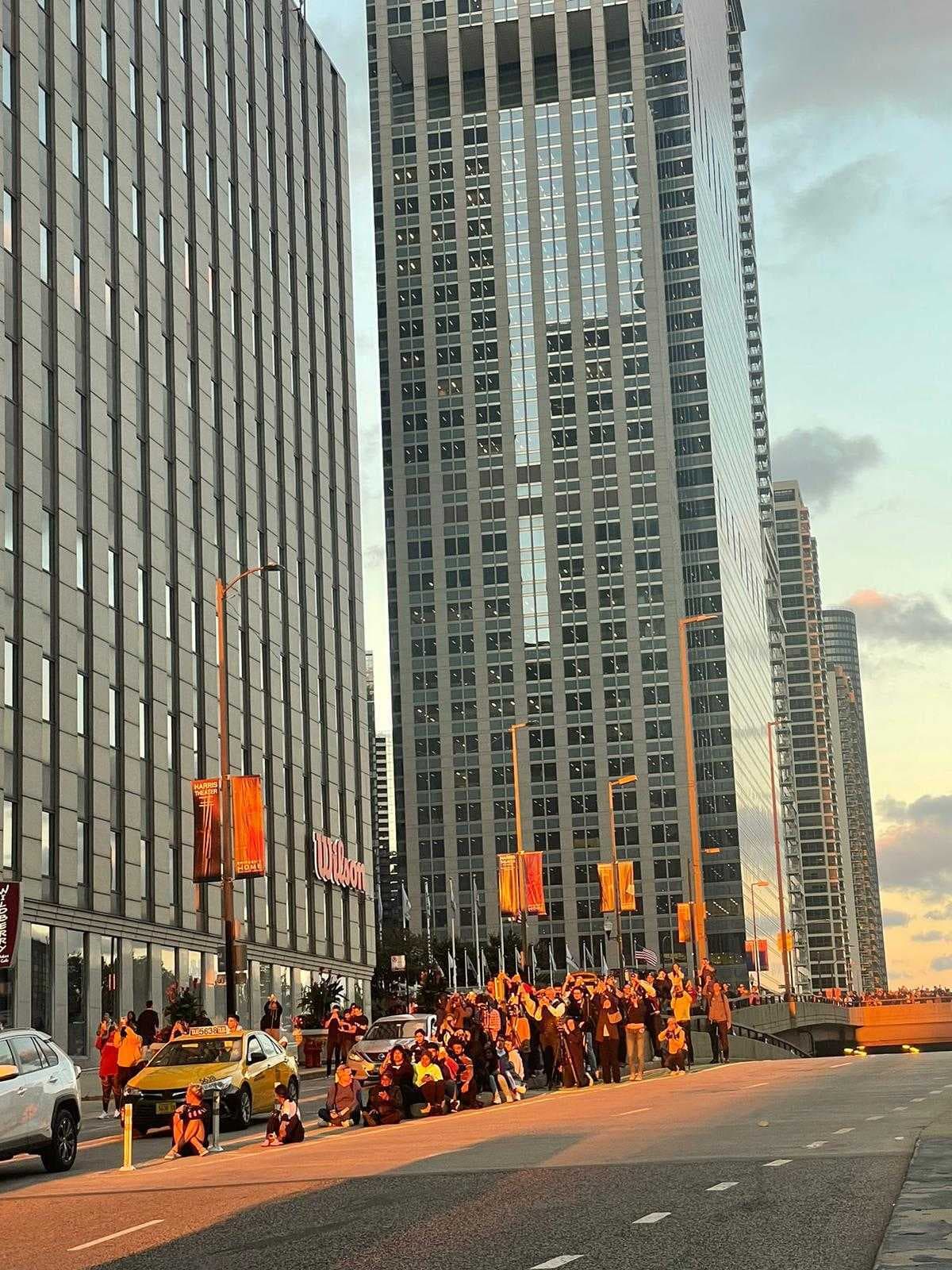 Chicagohenge otoño 2022 en Chicago. Parte de la ciudad se pintó en color naranja para recordar que el verano se terminaba para dar paso a la tercera estación del año.