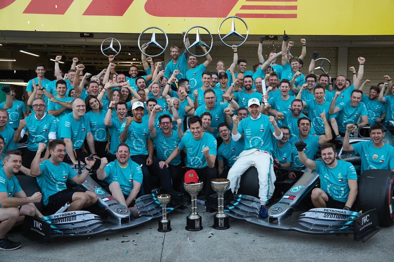 ‘Checo’ Pérez sufrió un impacto la parte trasera de la monoplaza cuando quería rebasar en curva.