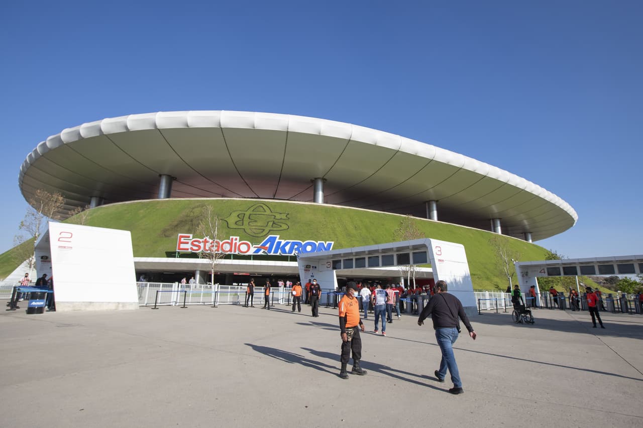 Los afortunados aficionados que consiguieron boleto para el partido más esperado de la temporada regular, comienzan a tomar sus lugares en el Estadio Akron a minutos del pitazo inicial.