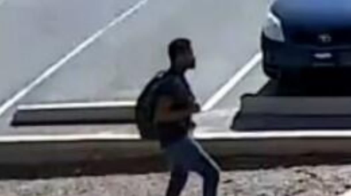 El exagente de CBP Aaron Mitchell enfrenta cadena perpetua por presunta agresión sexual contra menor