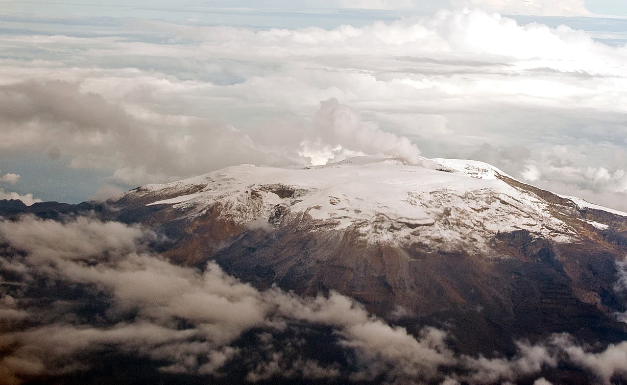 <h3 class="cms-H3-H3">Nevado del Ruiz, Colombia</h3>
<br>
<br>Las erupciones del Nevado del Ruiz, una montaña ubicada aproximadamente a 87 millas al noroeste de Bogotá, la capital de Colombia, se han producido desde el siglo XVI, pero la peor de estas fue en 1985. 
<br>
<br>Las explosiones del 13 de noviembre de 1985 derritieron el hielo y la nieve en la cima del volcán y esto resultó en flujos de lodo que fluyeron por el valle y 
<b>mataron a cerca de unas 25,000 personas.</b>
<br>
