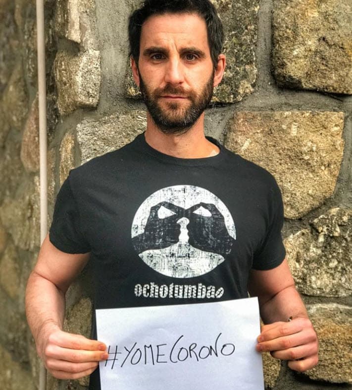 También informó a sus seguidores que tiene muy presente que el diagnóstico de cáncer lo pone en una situación compleja ante la batalla que pacientes como él deben 
<b><a href="https://www.univision.com/local/los-angeles-kmex/consejos-para-evitar-el-contagio-con-coronavirus-mientras-estas-en-casa-video" target="_blank">enfrentar ante el coronavirus. </a></b>
<br>