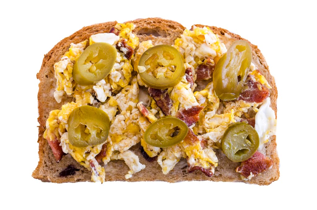 1. Mayonesa con huevo revuelto, tocino y chile jalapeño.