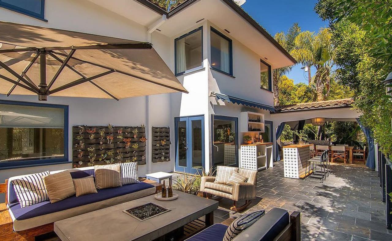 Actualmente, la mansión de estilo español construida en 1970, está valuada en casi 6.2 millones de dólares.