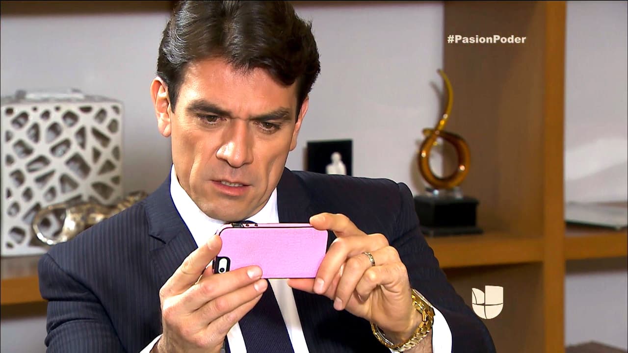 En Pasión y Poder, Arturo enfureció al descubrir que Daniela fue contratada por Eladio como la modelo exclusiva de sus empresas.