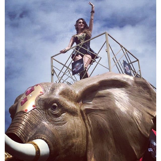 Dulce María se dio unos días para disfrutar del Puerto de Veracruz, donde las fiestas del Carnaval están a todo lo que dan. La actriz se subió a un elefante donde saludó a todos sus seguidores y se veía muy alegre.