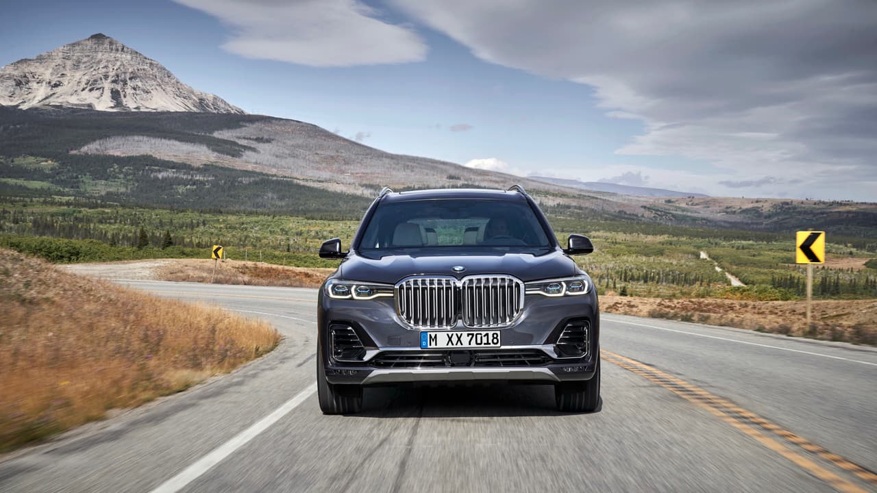 Quizás sea por eso que BMW le dio un un frontal tan distintivo a la X7. Según el fabricante, esta es
<b> la parrilla más grande que ningún BMW haya usado en su historia</b>, algo que no nos genera ninguna duda.