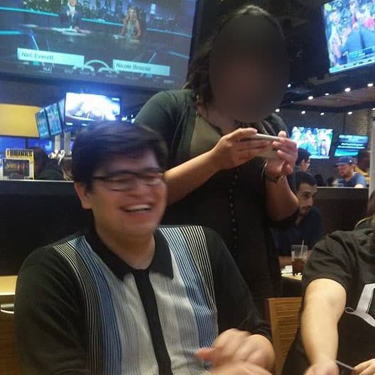 Enrique Márquez Jr. pasa un rato agradable con sus amistades en un restaurante del sur de California tiempo antes de que ocurriera el atentado.