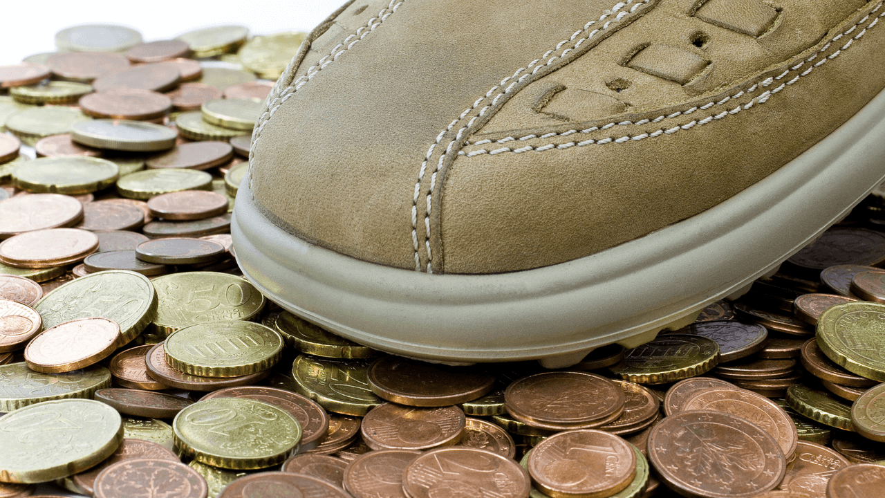 <b>Una moneda en el zapato</b>
<br>Coloca en uno de tus zapatos una moneda y camina mientras recibes el año nuevo. Algunas personas utilizan un billete.